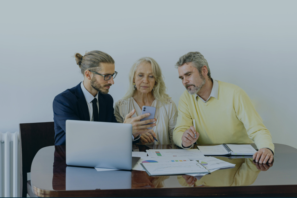 Familia revisando el significado de los sistemas familiares