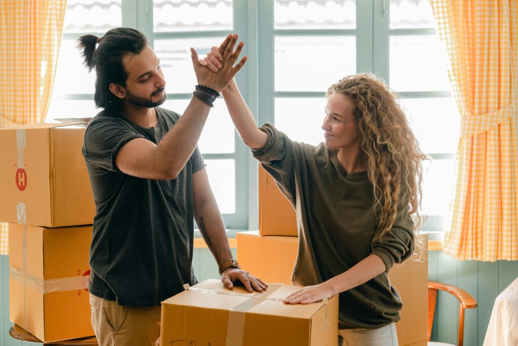 Pareja luego de realizar un estudio de reducción de crédito hipotecario