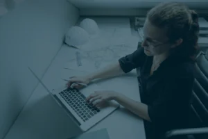 Persona revisando su proceso de inversión inmobiliaria del que no han respondido