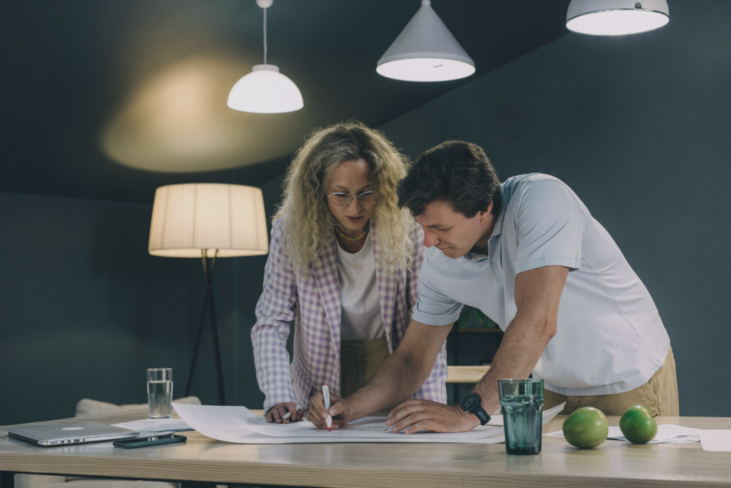 Equipo de inversión inmobiliaria revisando que todo vaya bien en el proyecto