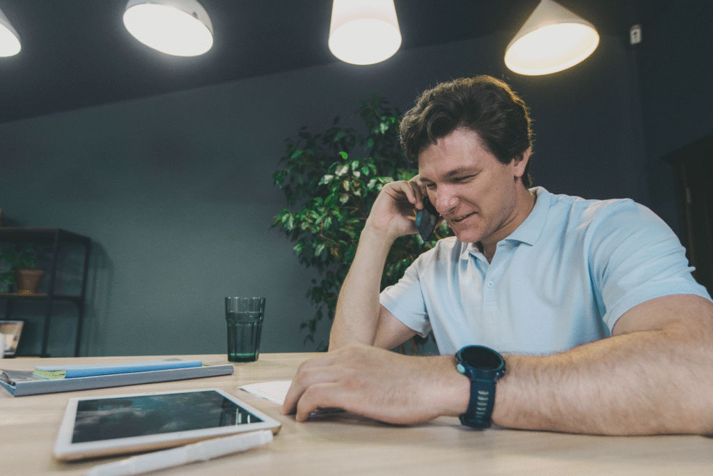 Jefe hablando sobre conflictos en empresas familiares