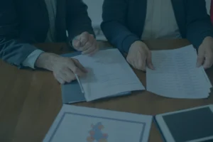 Trabajadores telecomunicaciones creando contratos de interconexión