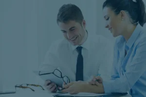 Equipo realizando asesoría legal y financiera en una empresa