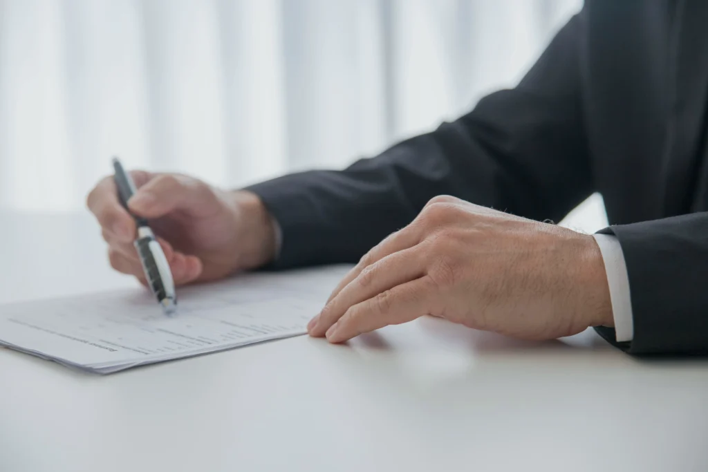 Firma de contratos legales y financieros