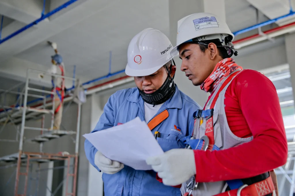 Dos trabajadores revisando la Reforma Laboral en Colombia