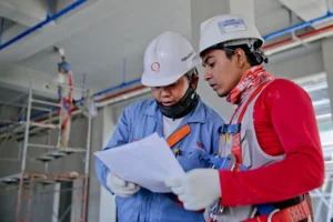 Dos trabajadores revisando la Reforma Laboral en Colombia