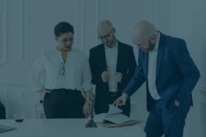 Abogados trabajando con propósito