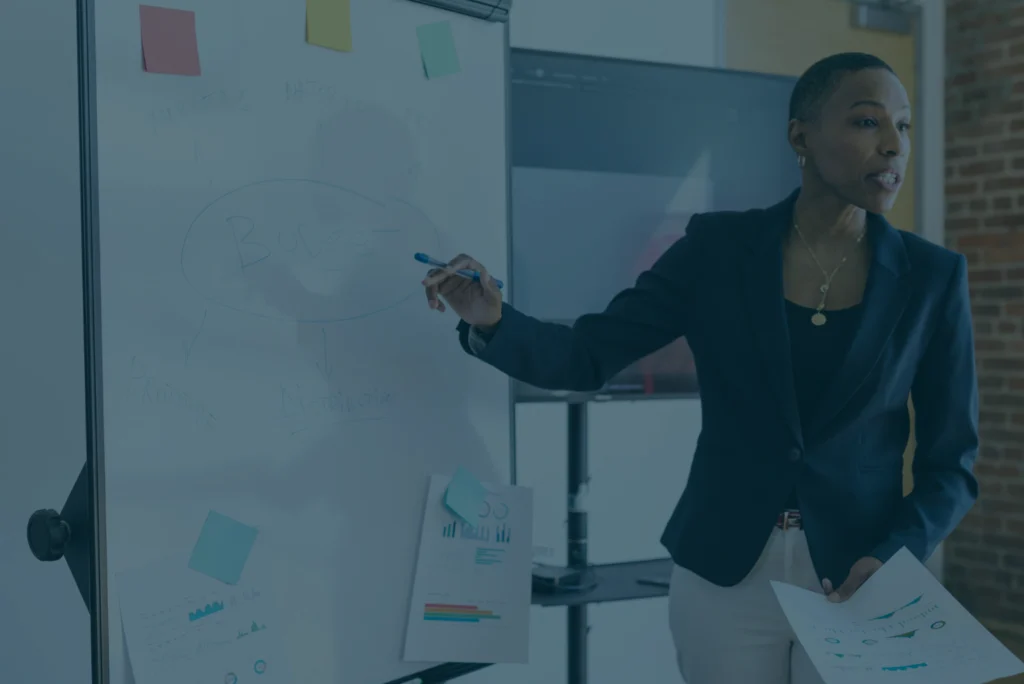 Fundadora presentando un modelo de vesting para startups