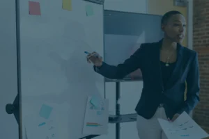 Fundadora presentando un modelo de vesting para startups