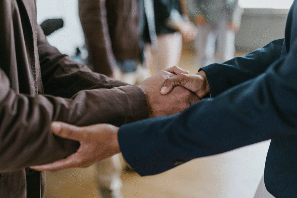 Fundadores de startup haciendo un trato
