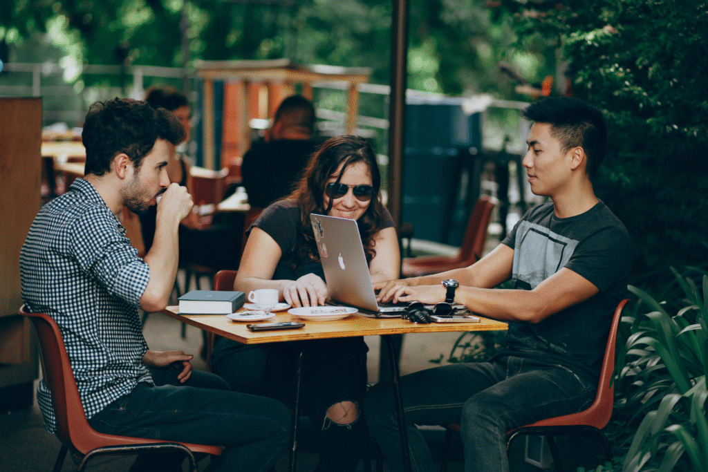 Fundadores hablando sobre establecer un modelo de vesting para startups