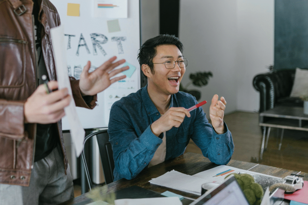 Trabajadores de una startup celebrando el modelo de vesting para empresas