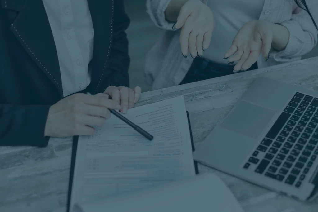 Equipo del área legal de una empresa firmando documentos