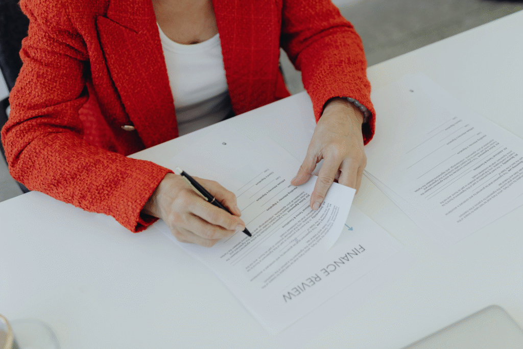 Equipo jurídico del área legal firmando contratos