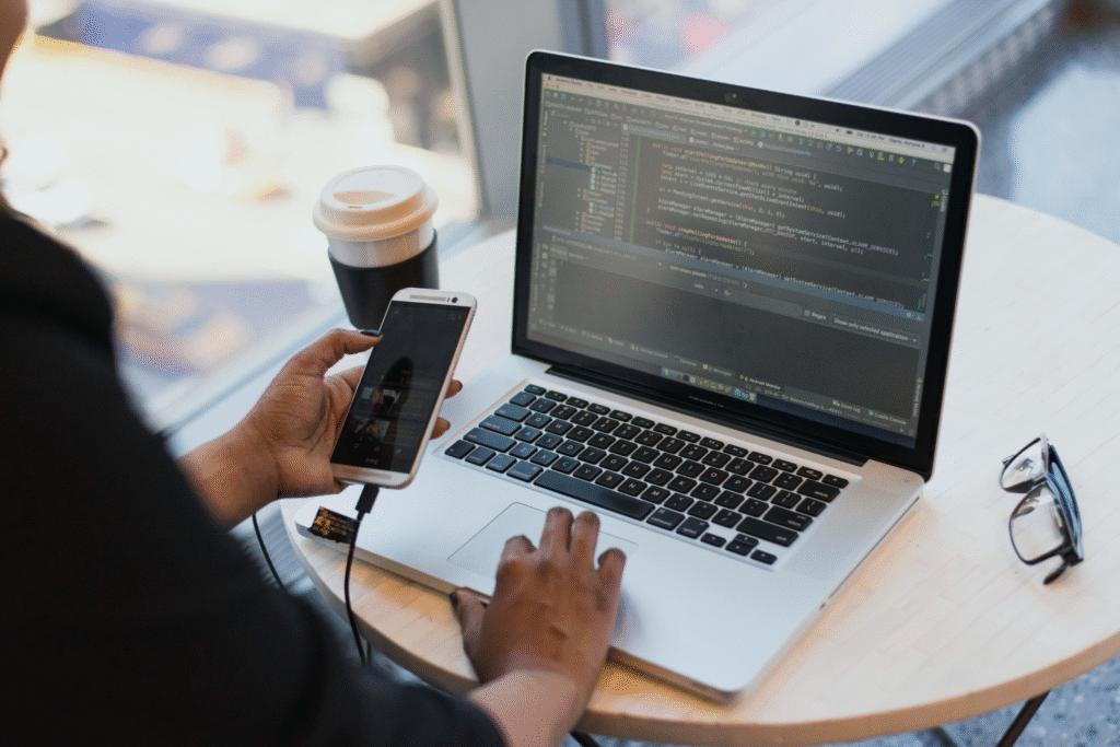 Trabajador creando el código del software para una empresa