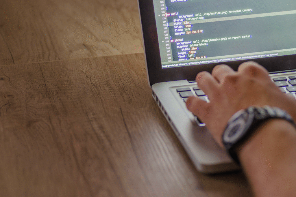 Abogado realizando el proceso de registro de software para una empresa