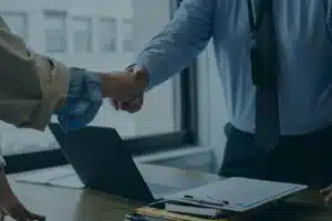 Empresa cerrando un trato con un abogado para licitaciones