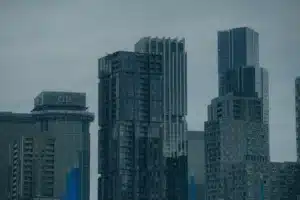 Edificios de empresas que buscan métodos de financiamiento para pymes