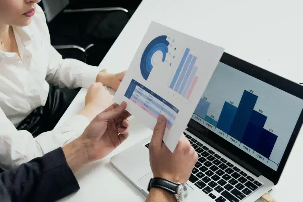 Equipo tributario analizando diferentes métodos de financiamiento para pymes