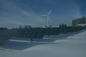 Empresa de energías renovables revisando sus contratos de energía solar