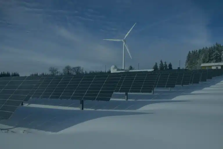 Empresa de energías renovables revisando sus contratos de energía solar