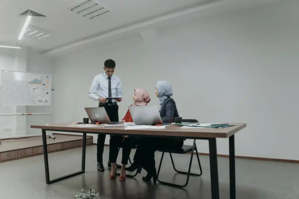 Trabajadores reunidos en la empresa