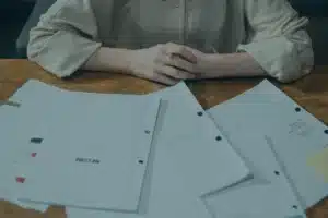 Abogado revisando los contratos comerciales de una empresa