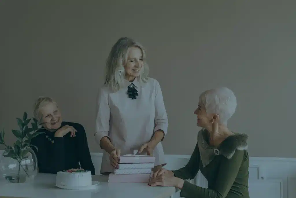 Mujeres hablando sobre la reducción de semanas en la pensión de mujeres en Colombia