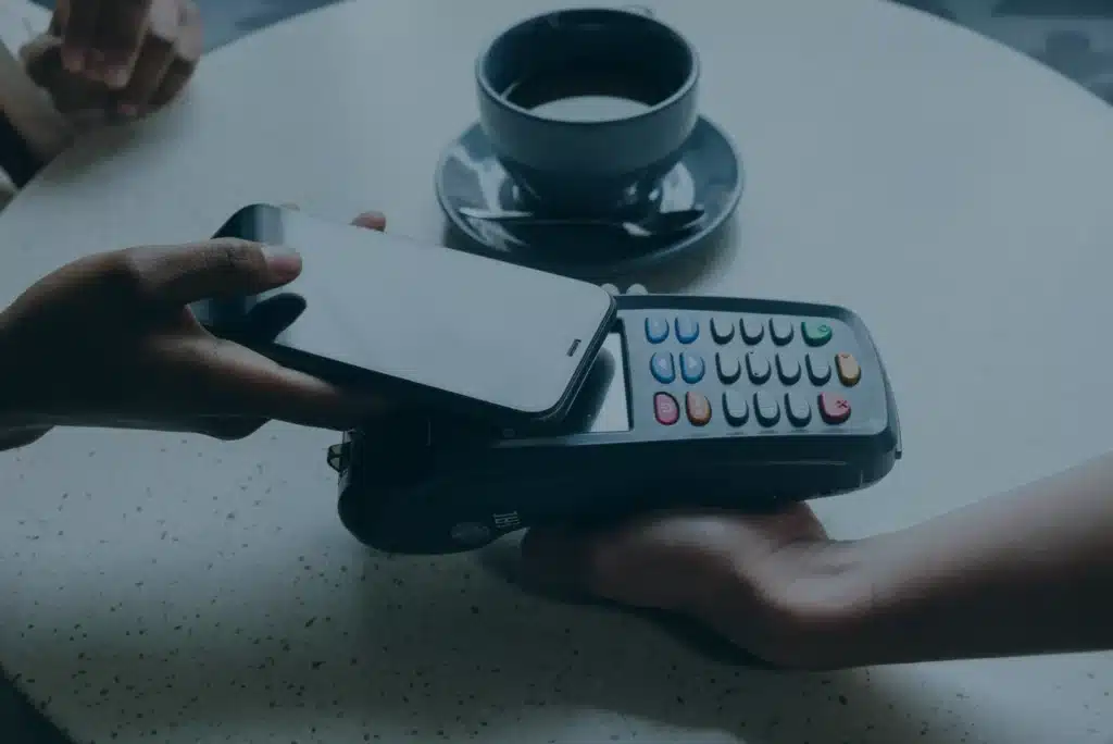 Una empresa fintech recibiendo transacciones bancaria adecuadas a la ley