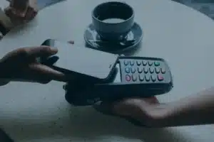 Una empresa fintech recibiendo transacciones bancaria adecuadas a la ley