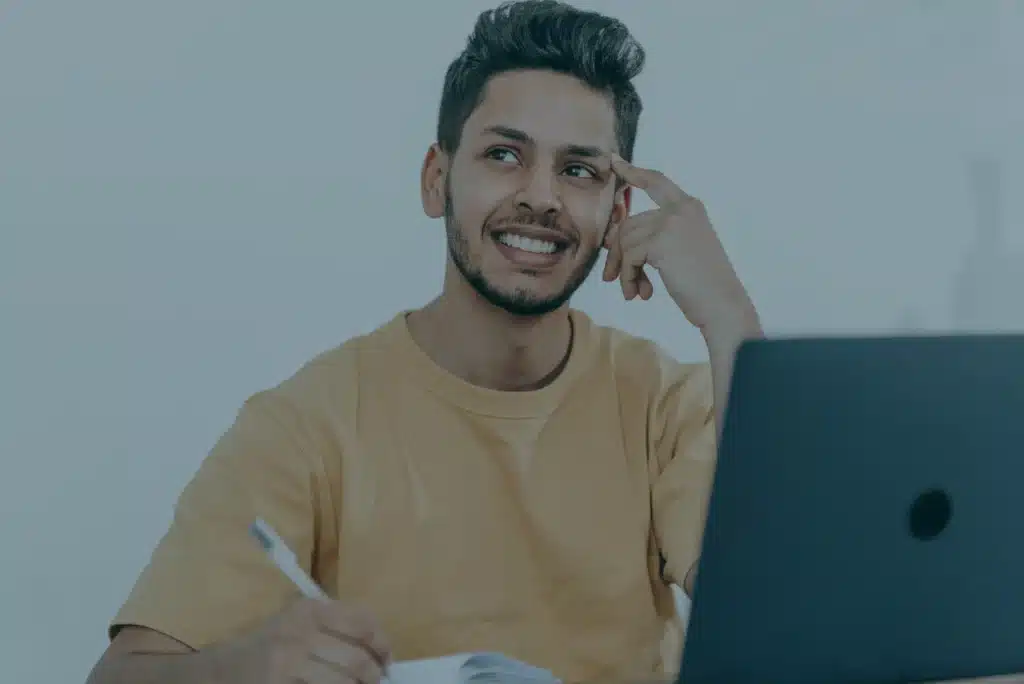 Empresario revisando los pasos para crear empresa en Colombia