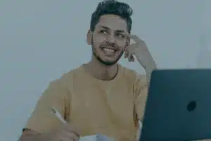 Empresario revisando los pasos para crear empresa en Colombia