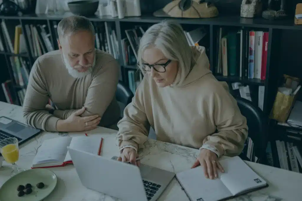 Miembros de una empresa familiar realizando un proceso de planeación patrimonial correcto