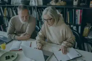 Miembros de una empresa familiar realizando un proceso de planeación patrimonial correcto