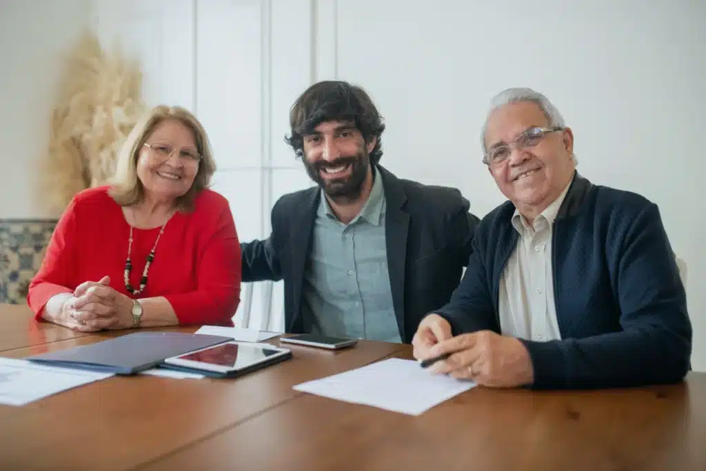 Familiares de una empresa familiar firmando su planeación patrimonial