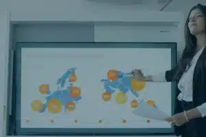 Empresarios y abogados planeando una estrategia de softlanding para la internacionalización de su empresa