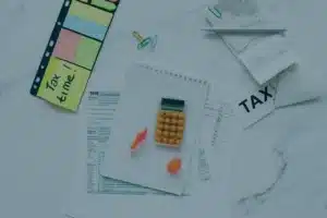 Equipo revisando los aumentos con las medidas tributarias durante la emergencia económica en Colombia