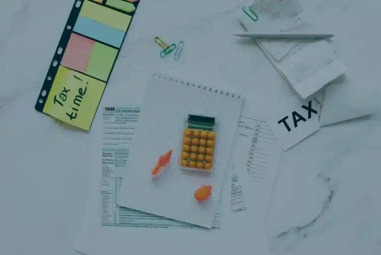 Equipo revisando los aumentos con las medidas tributarias durante la emergencia económica en Colombia