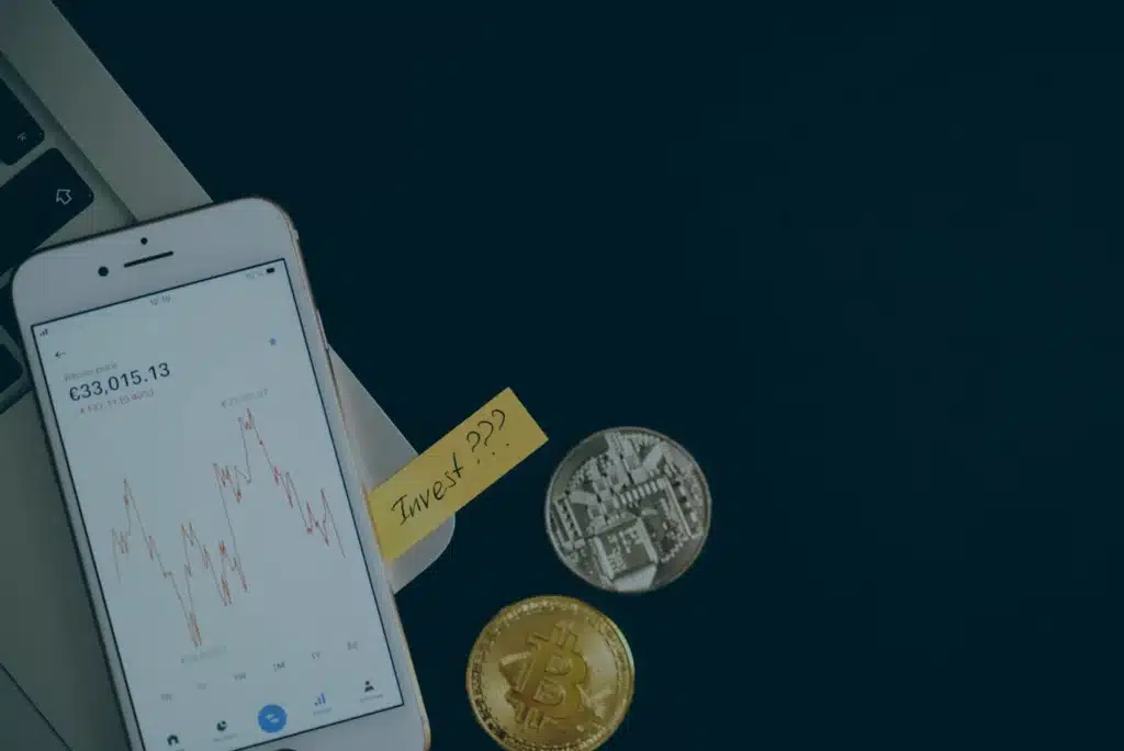 Equipo legal revisando la resolución 000240 de 2025 de la DIAN sobre obligaciones para proveedores de criptoactivos