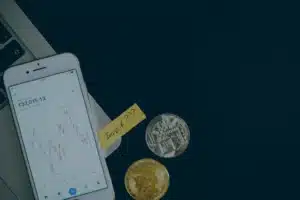 Equipo legal revisando la resolución 000240 de 2025 de la DIAN sobre obligaciones para proveedores de criptoactivos