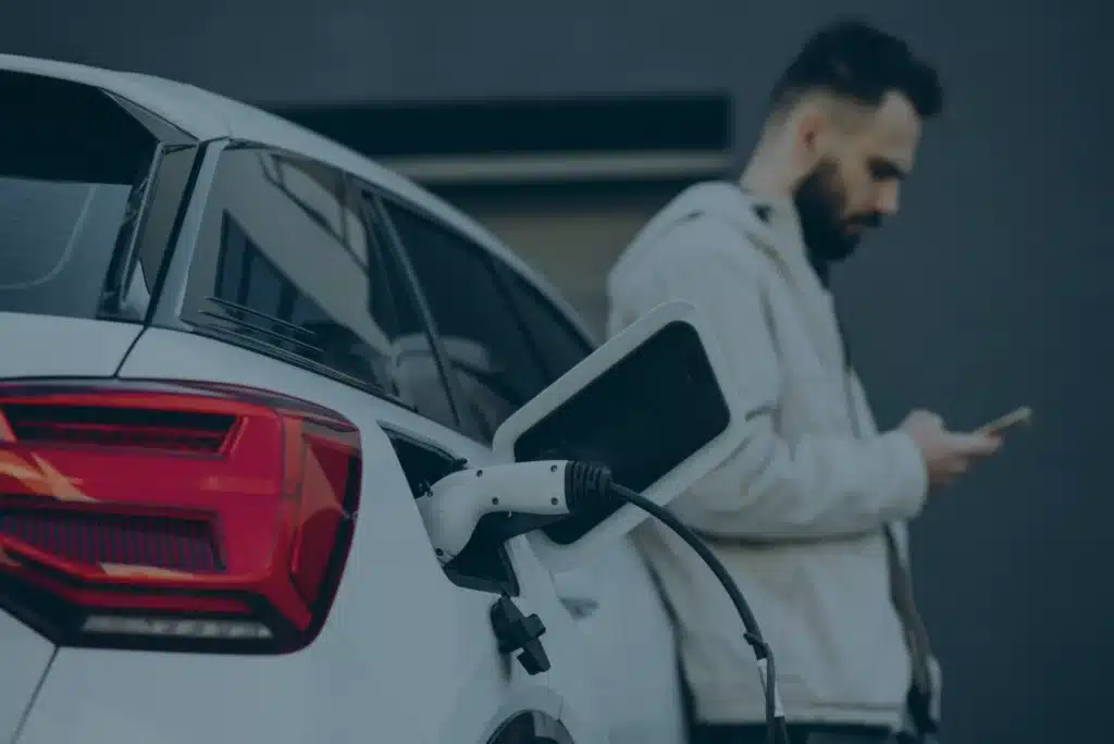 Comprador de carro eléctrico revisando los Beneficios tributarios vehículos eléctricos e híbridos HEV y PHEV