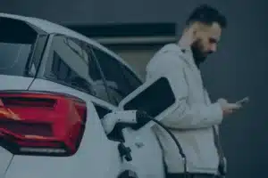 Comprador de carro eléctrico revisando los Beneficios tributarios vehículos eléctricos e híbridos HEV y PHEV