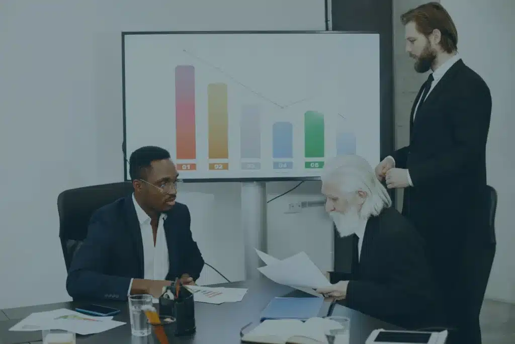 Equipo de trabajo revisando estrategias de esquemas de compensación flexible con el aumento del salario mínimo en Colombia