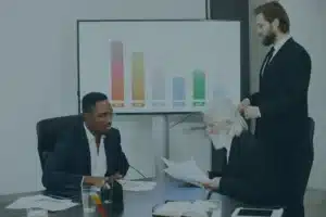 Equipo de trabajo revisando estrategias de esquemas de compensación flexible con el aumento del salario mínimo en Colombia