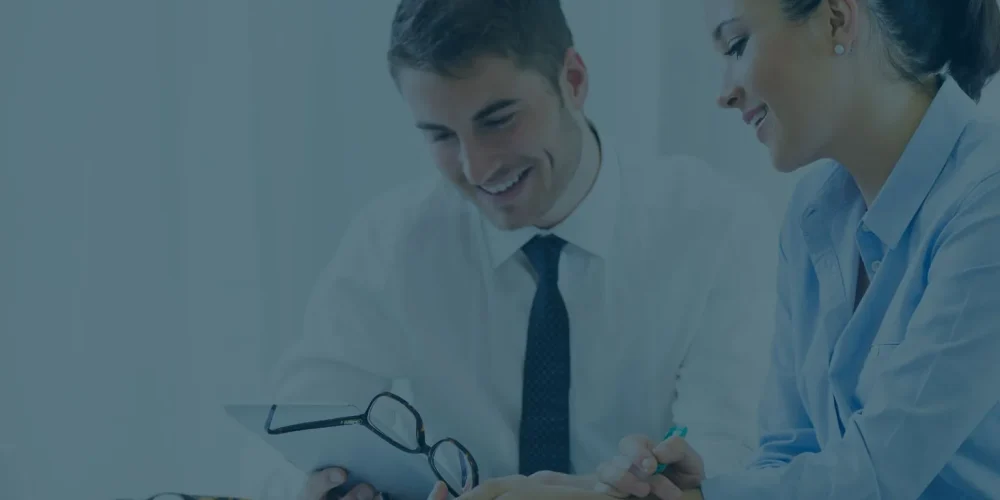Equipo realizando asesoría legal y financiera en una empresa