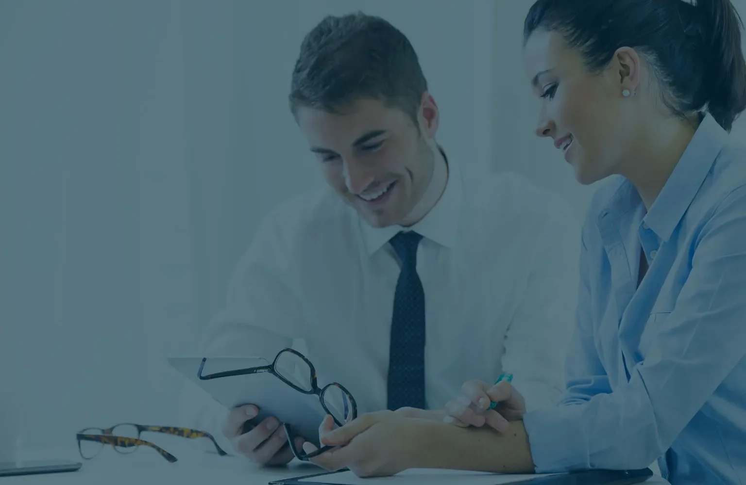 Equipo realizando asesoría legal y financiera en una empresa