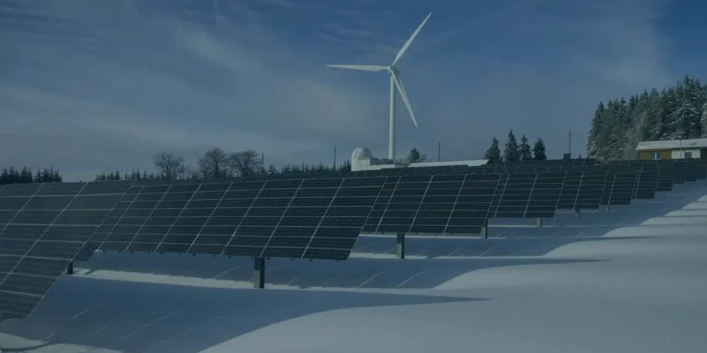 Empresa de energías renovables revisando sus contratos de energía solar