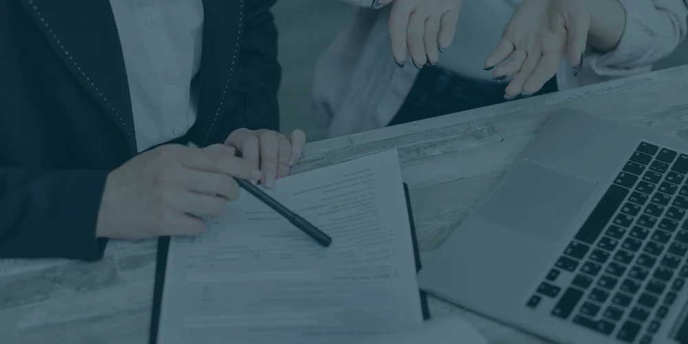 Equipo del área legal de una empresa firmando documentos