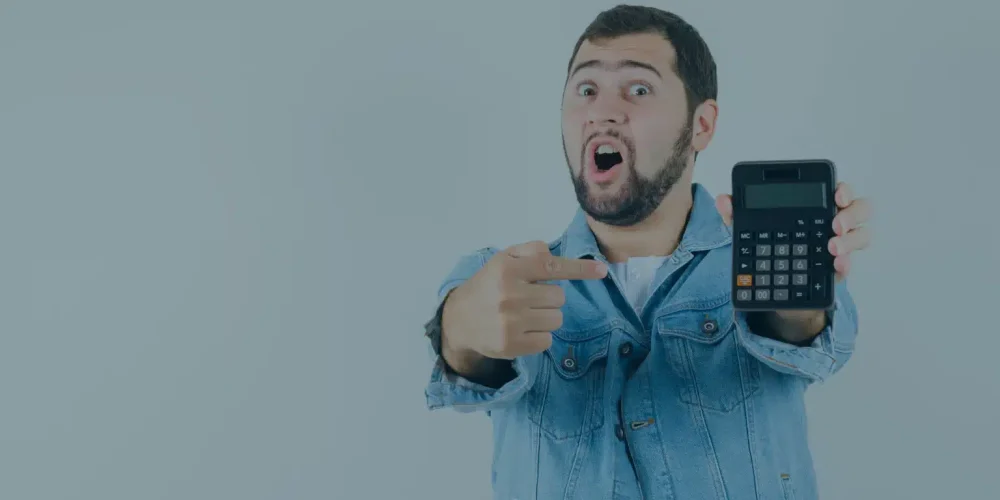 Abogado especializado en inteligencia de precios y optimización con IA haciendo cuentas en la calculadora del celular