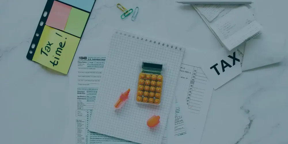 Equipo revisando los aumentos con las medidas tributarias durante la emergencia económica en Colombia